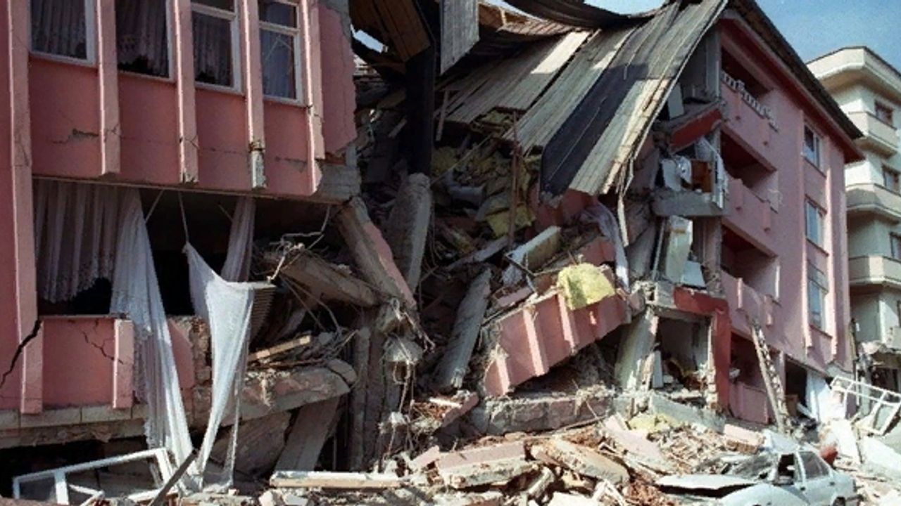Depremde hasar gören evlerde hırsızlık yaptılar!