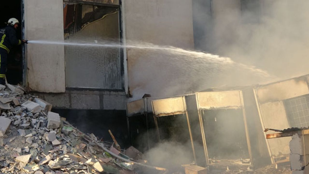 Van'da inşaat halindeki iş merkezinde korkutan yangın