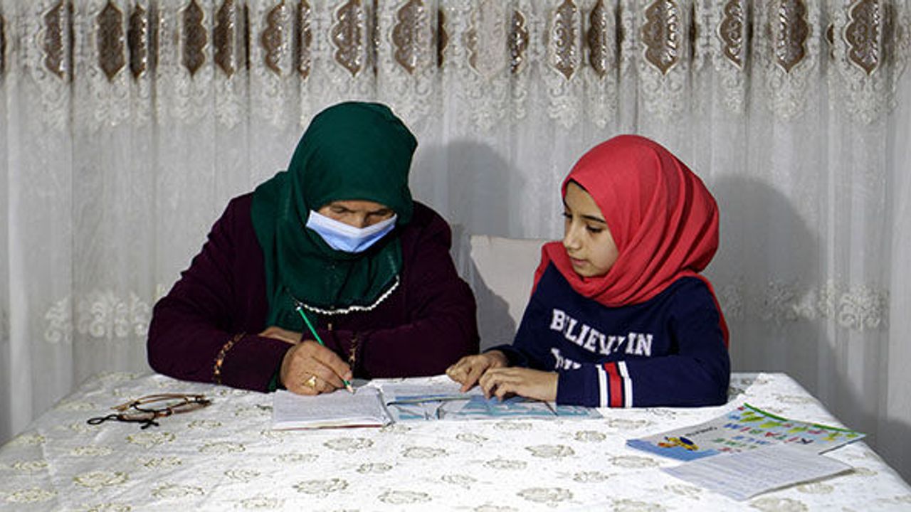 Van'da 9 çocuğuna üniversite okutan anne küçük torunundan okuma yazma öğreniyor