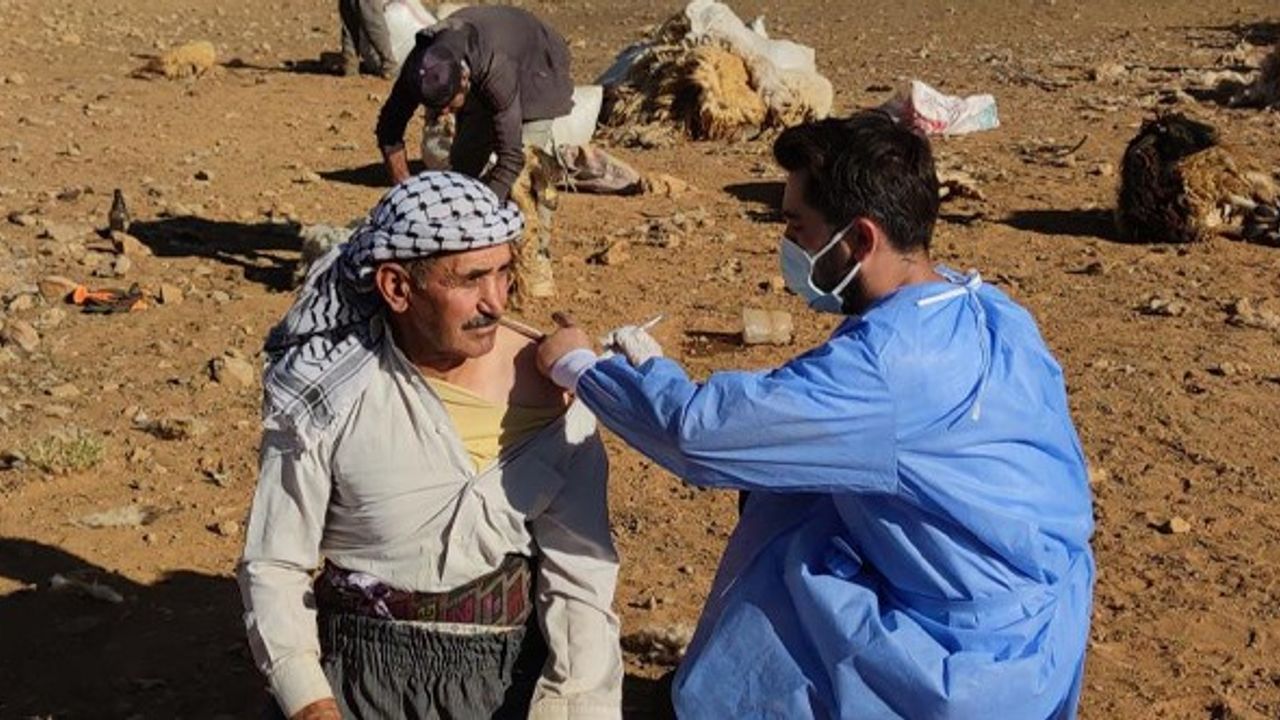 Sağlık çalışanları dağ tepe demeden çobanları aşılıyor