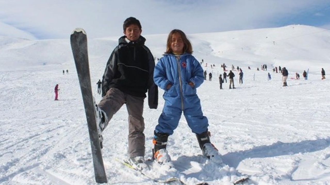 Profesyonel kayakçılara kafa tutan minik kardeşler