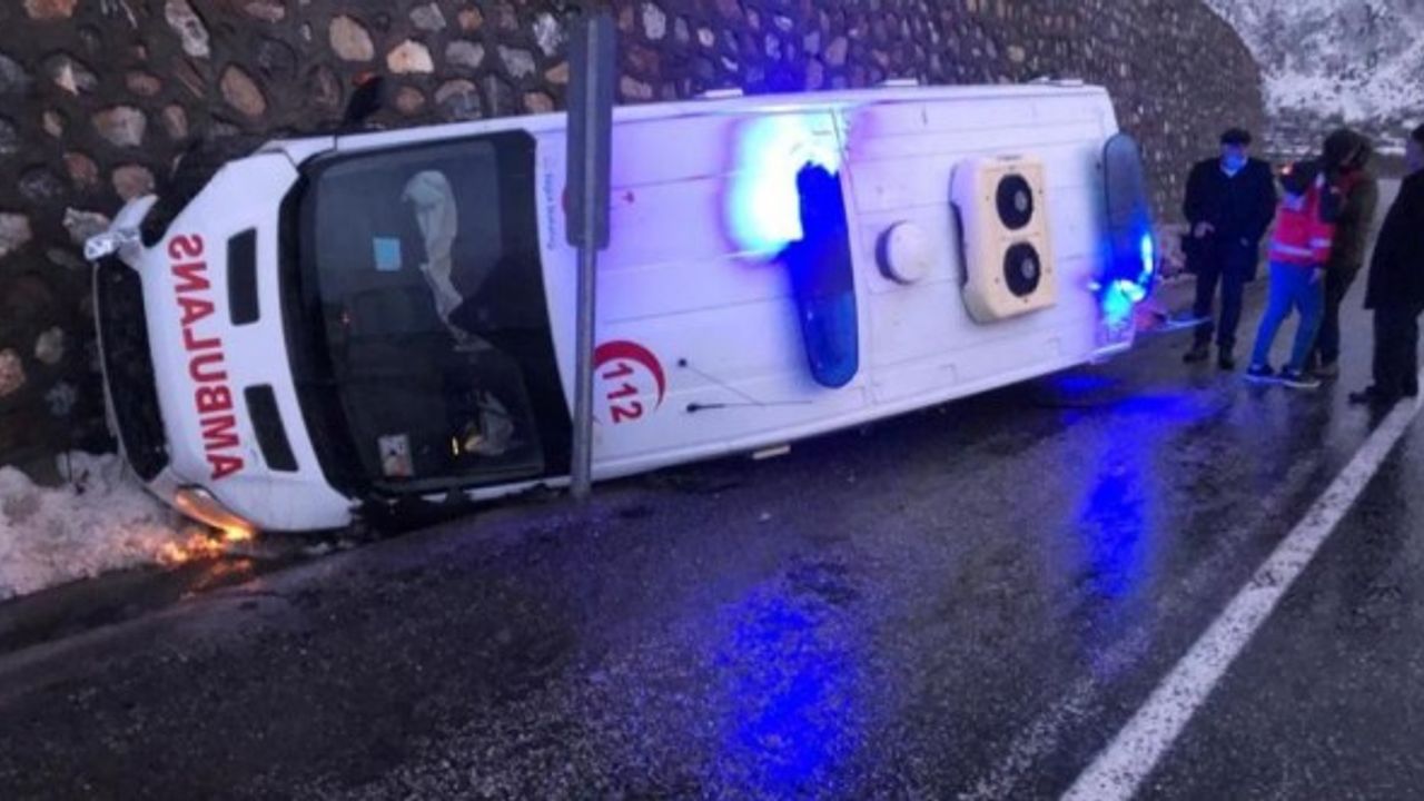 Van'a hasta getiren ambulans devrildi: 2 yaralı