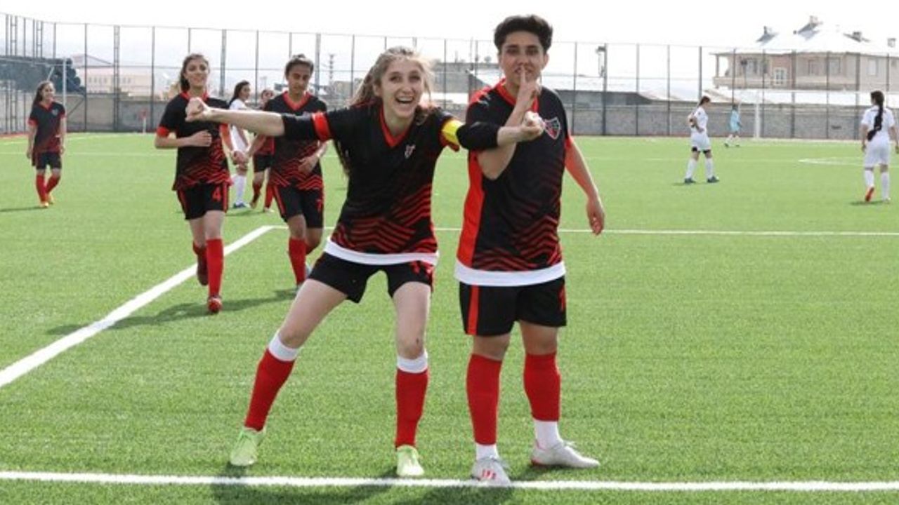 Van Büyükşehir Belediyesi Kadın Futbol takımı durdurulamıyor