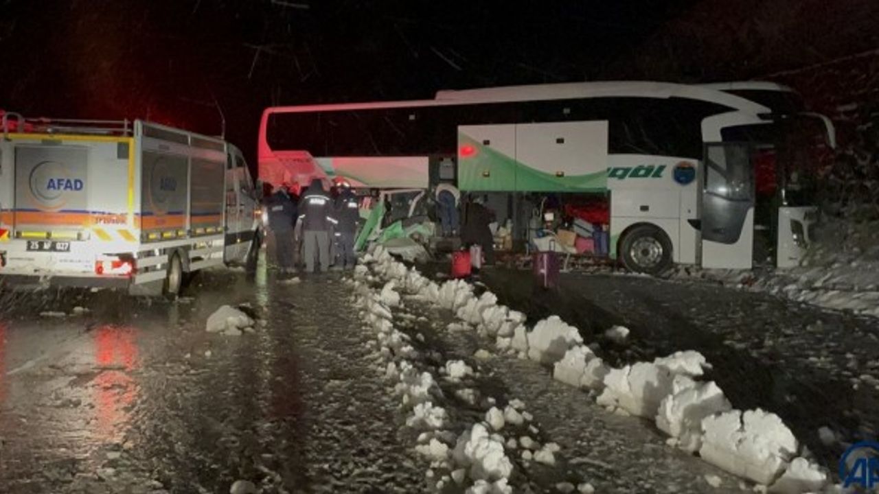 Yolcu otobüsü, buzlanma nedeniyle istinat duvarına çarptı