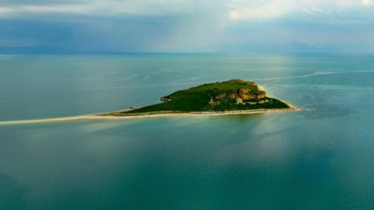 Van’ın el değmemiş adası Maldivler’i aratmıyor