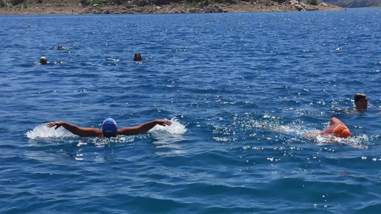 1. Van Denizi Yüzme Festivali'nin son etkinliği Nemrut Krater Gölü'nde yapıldı