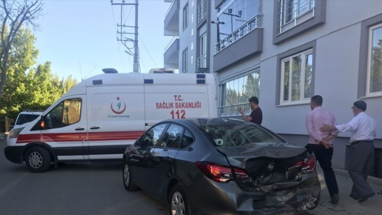 Malatya'da otomobilin park halindeki araca çarpması sonucu bir kişi yaralandı