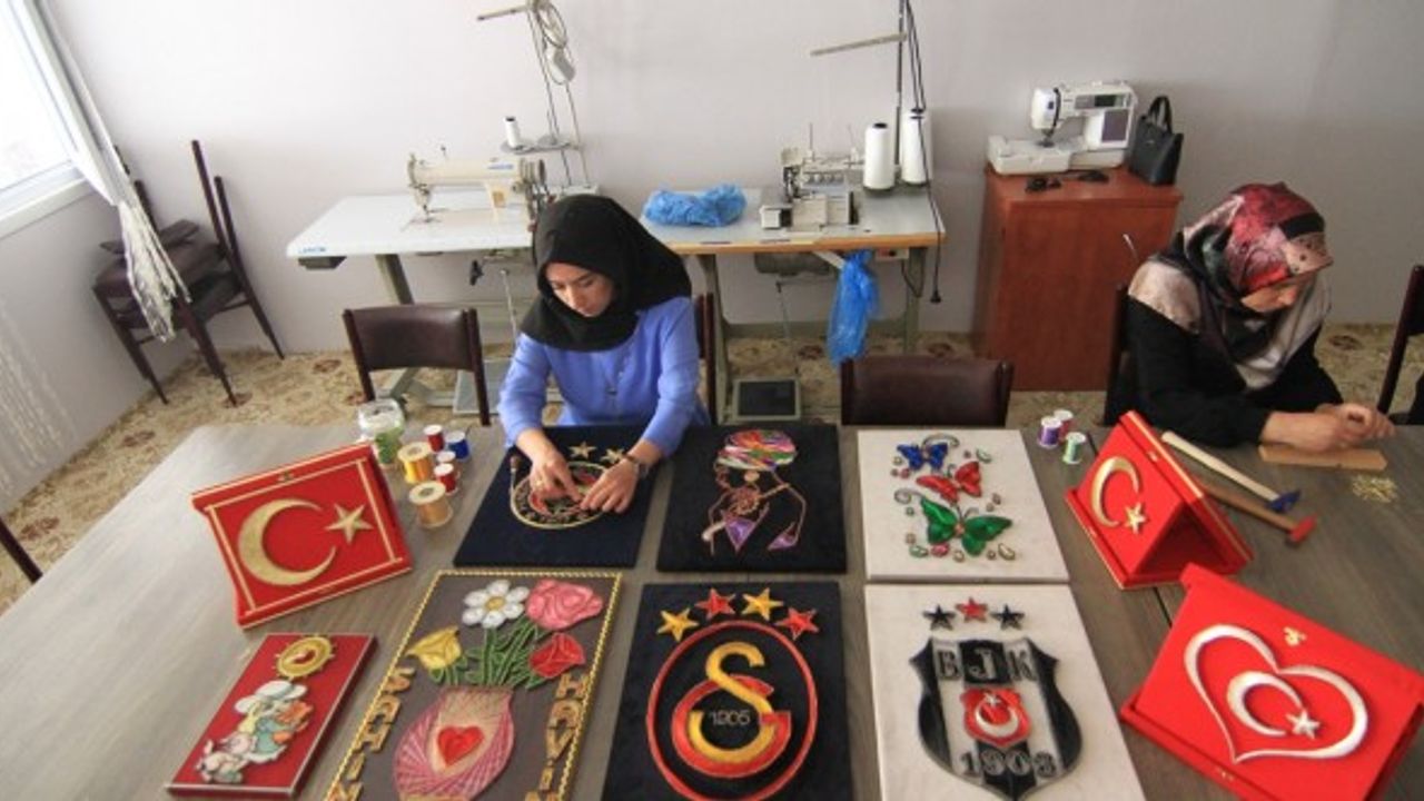 Özalp'ta kadınlar çivi ve teli sanata dönüştürüyor