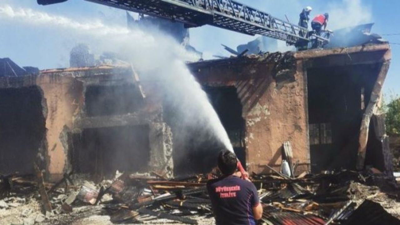 Van'da bina yıkım sırasında yangın çıktı
