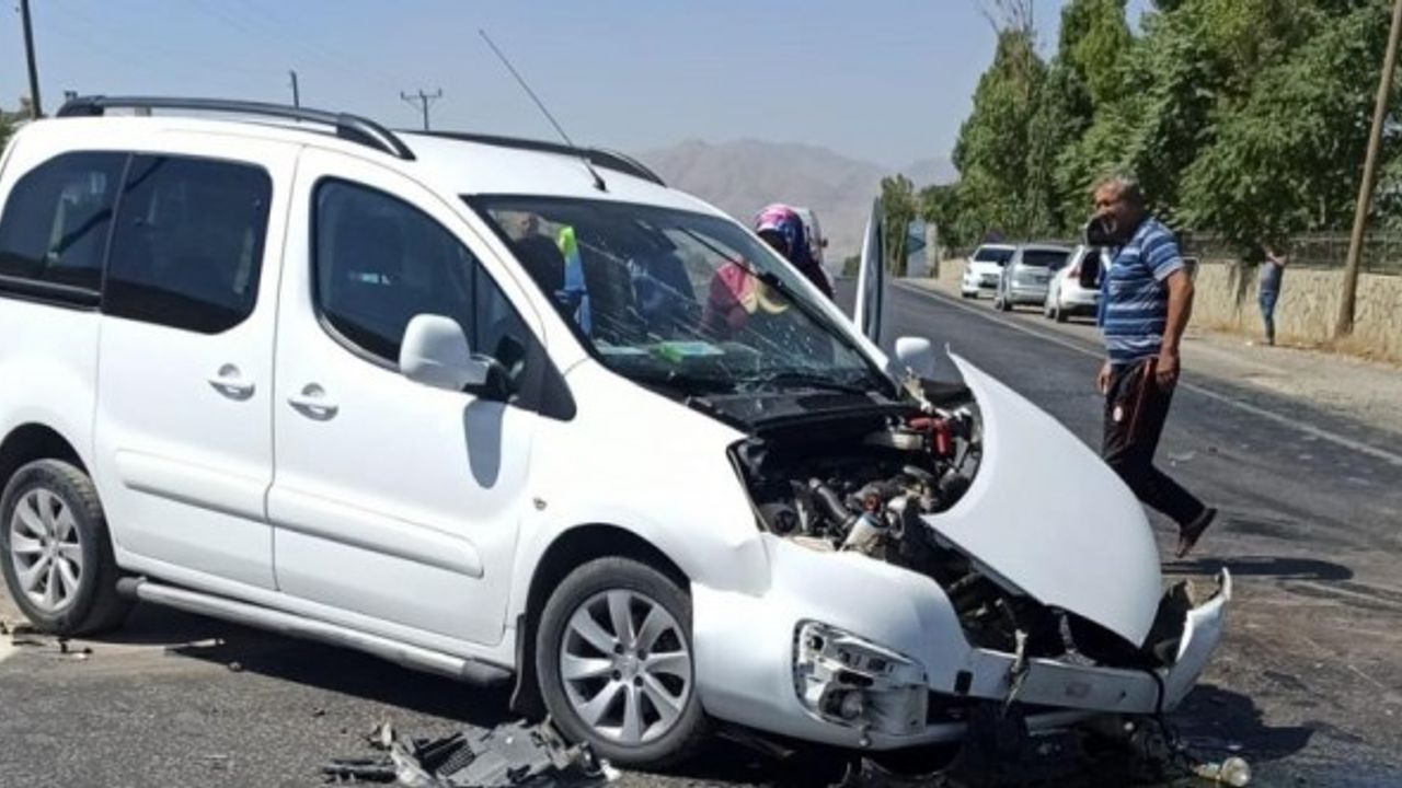 Van'da feci kaza! iki araç kafa kafaya çarpıştı: 9 yaralı