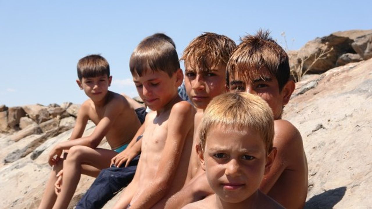 Van Gölü'nde yüzen çocuklar kışın siyah, yazın sarı saçlı oluyor