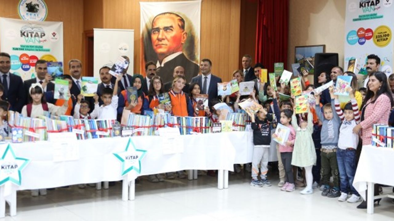 Van'da TÜBİTAK tarafından hazırlanan 235 bin 190 kitabın dağıtımına başlandı