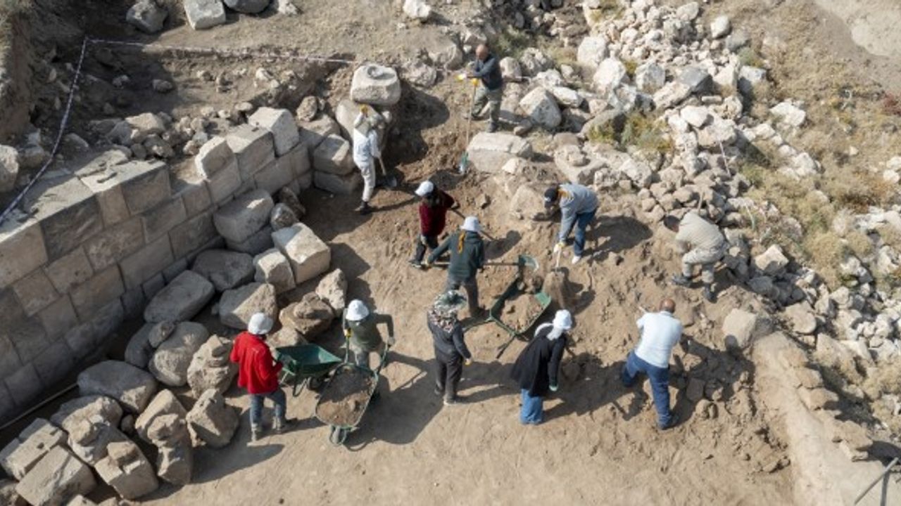 Van'da Zernaki Tepe'de burç temeli gün yüzüne çıkarıldı