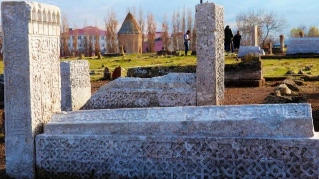 Gevaş'taki Türk İslam Mezarlığı açık hava müzesine dönüşüyor
