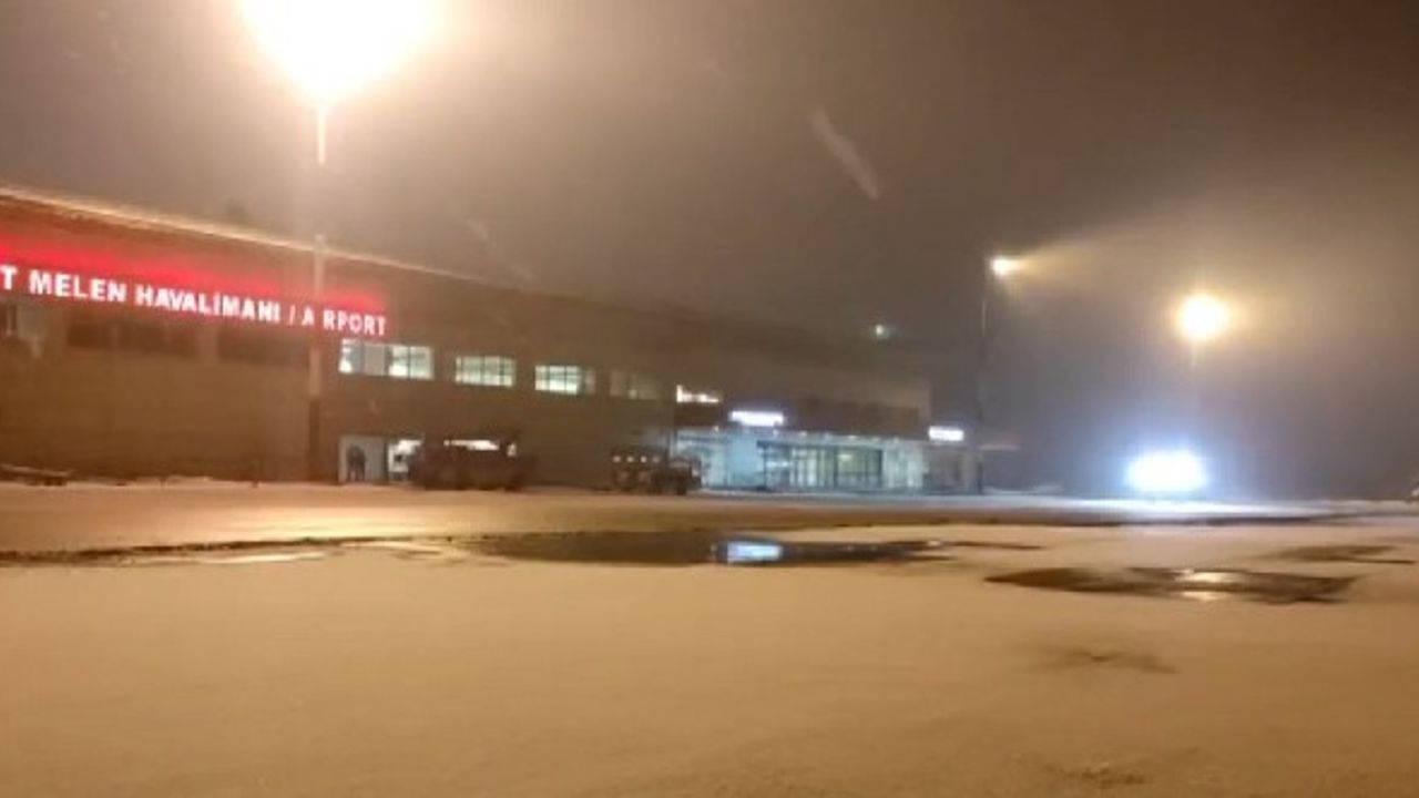 Van Ferit Melen Havalimanında karla mücadele çalışması