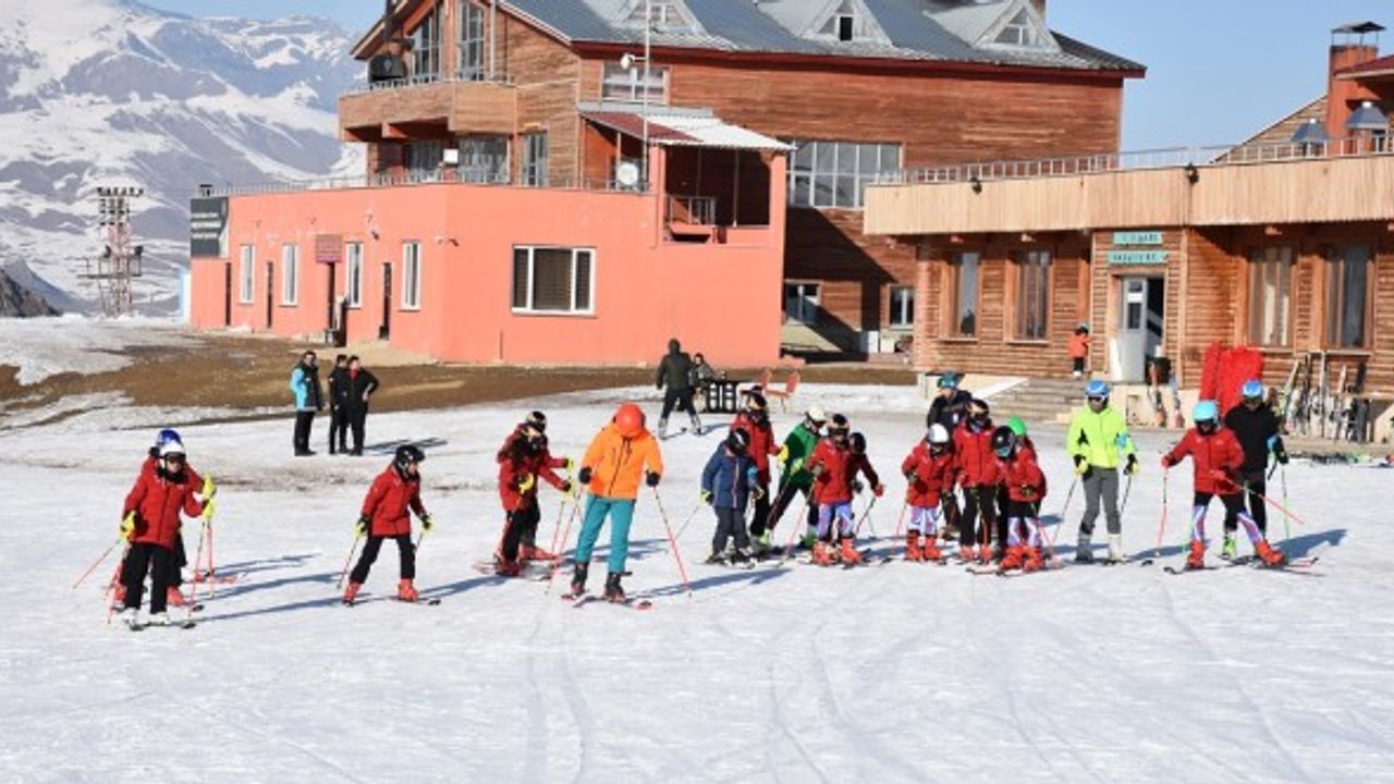 Vanlı kayakçılar, yarışlara Hakkari'deki kayak merkezinde hazırlanıyor