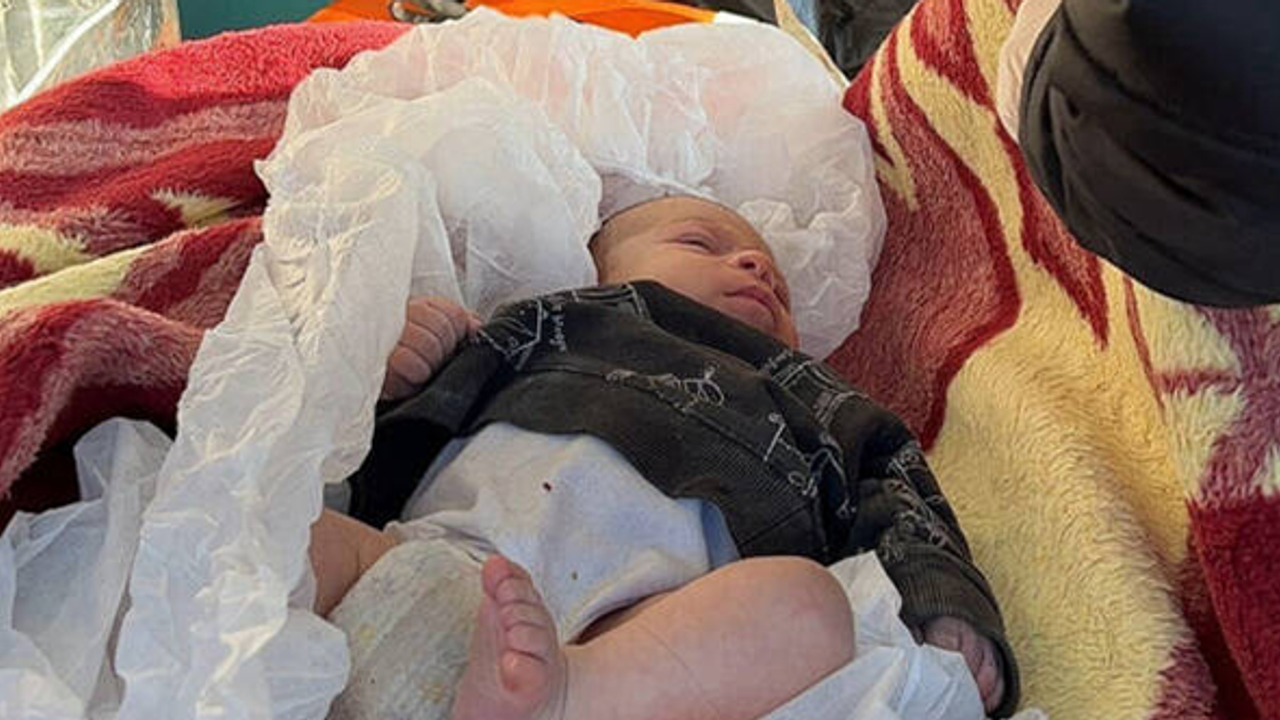 2 aylık Mehmet bebek 29 saat sonra enkaz altından sağ çıkarıldı