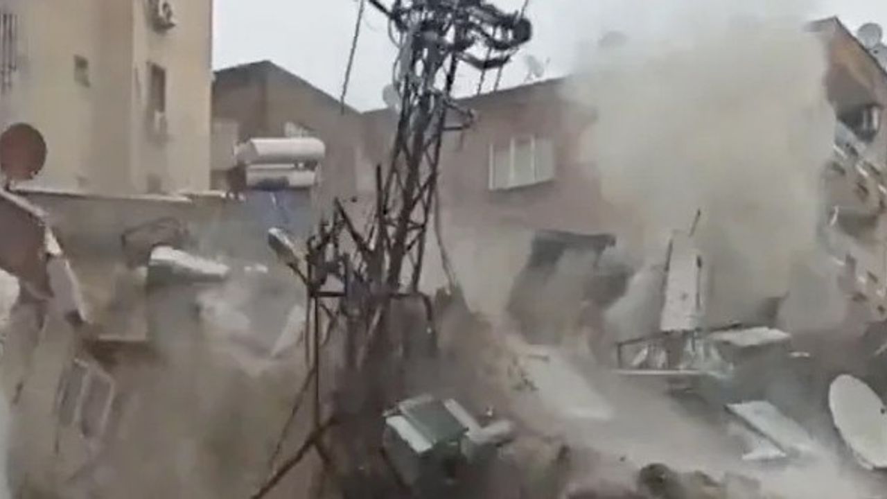 Depremden etkilenen Şanlıurfa'daki binanın çöküş anı anbean kayda alındı