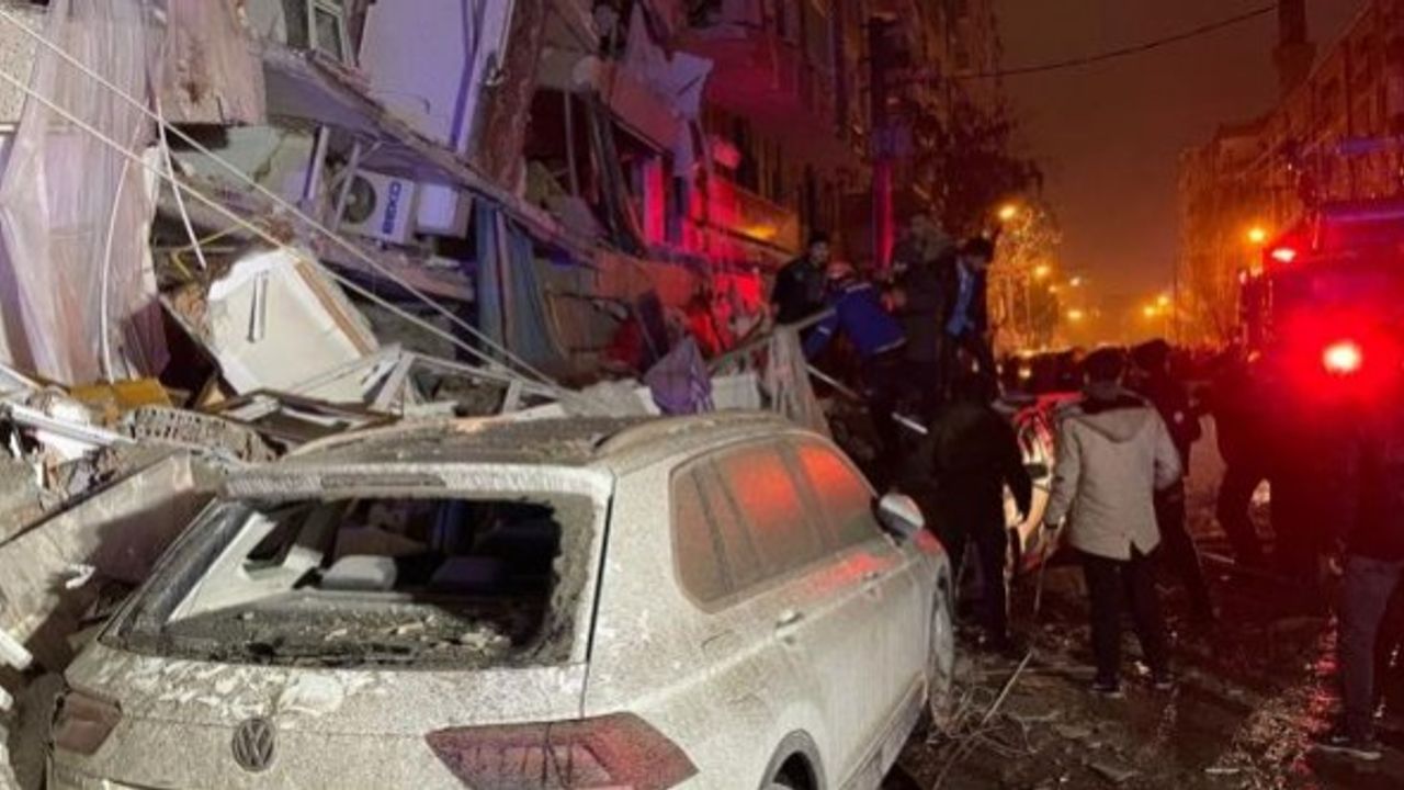 Kahramanmaraş'ta 7,4 büyüklüğünde deprem! Sarsıntı 10 ilde yıkıma neden oldu