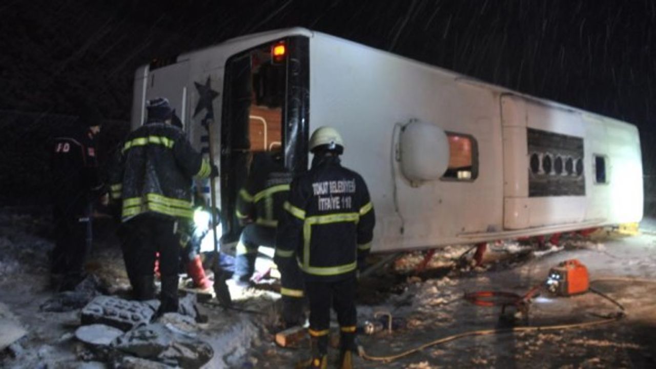 Van Tokat seferini yapan yolcu otobüsü kaza yaptı! 1 ölü 13 yaralı