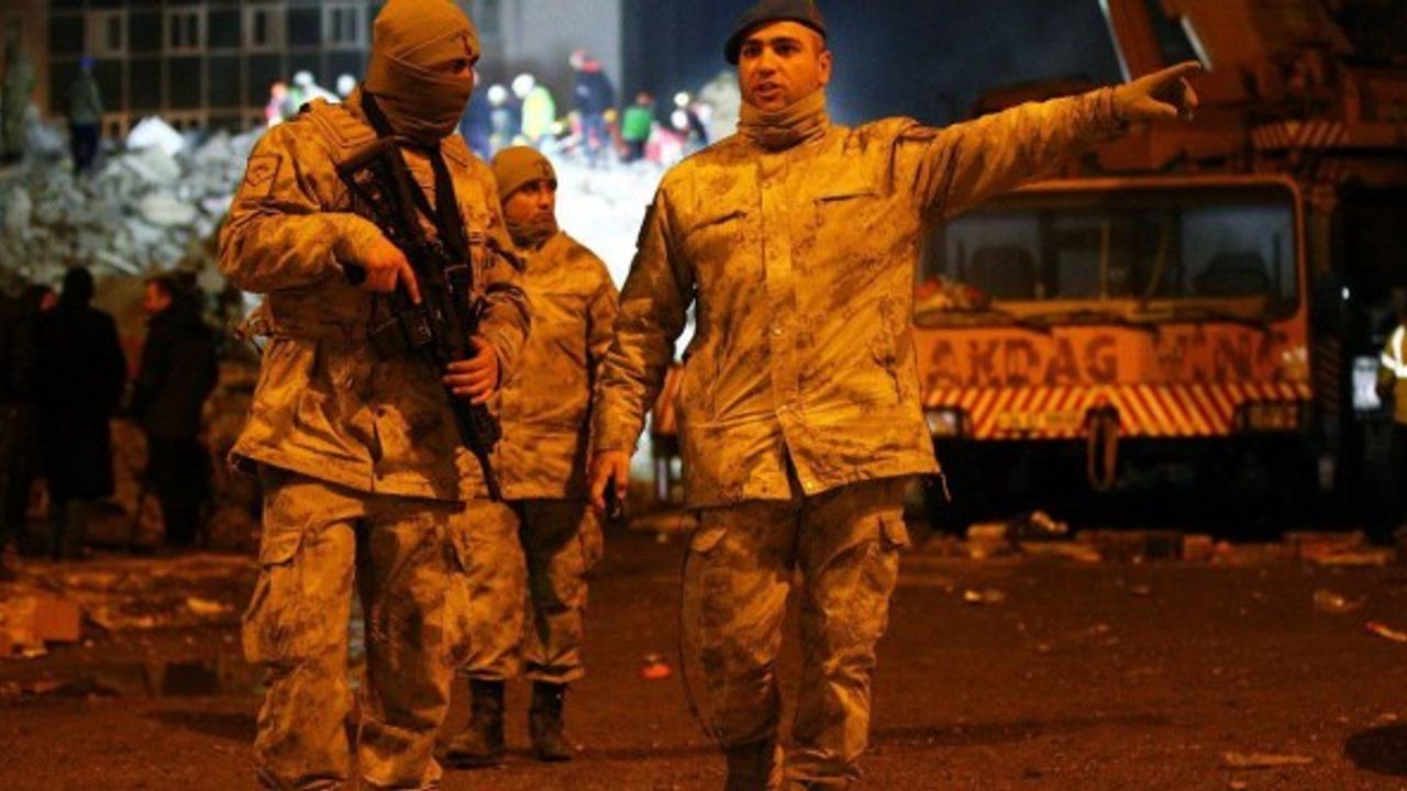 OHAL'le polis-askere silah kullanma yetkisi verildi mi? Hukukçular açıkladı