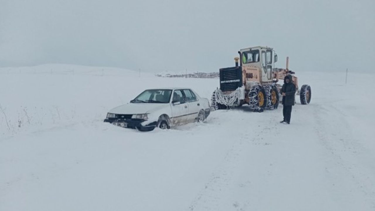 Van'da yolda mahsur kalan araçlar karla mücadele ekiplerince kurtarıldı
