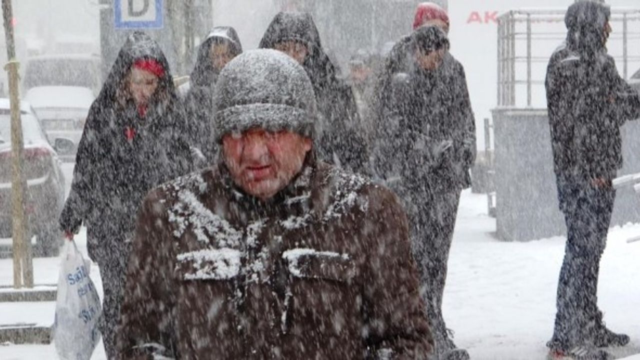 Van’da kar yağışı başladı! 366 yerleşim yeri ulaşıma kapandı