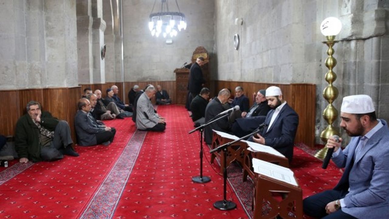 Van'da depremde hayatını kaybedenler için mevlit okundu