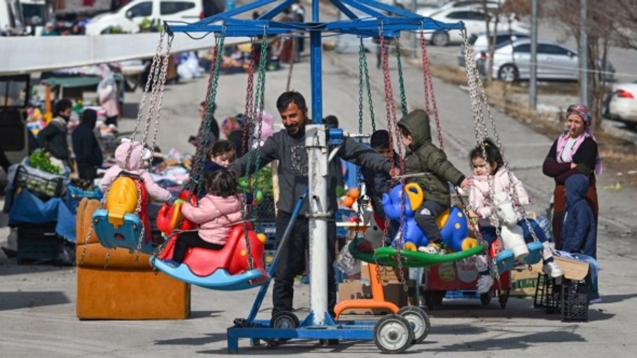 Van'da seyyar satıcılık yapan Aslan: Atlı karıncasıyla depremzede çocukları eğlendiriyor