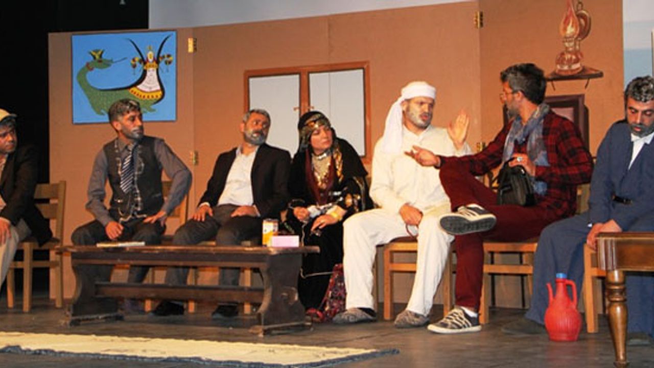'Mala Extiyaran' Tiyatro Oyunu Büyük Beğeni Topladı