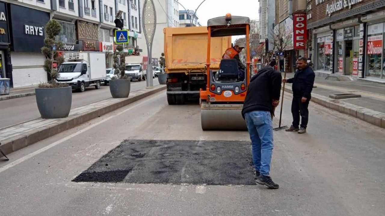 Büyükşehir, yıpranan yol ve kaldırımları onarıyor