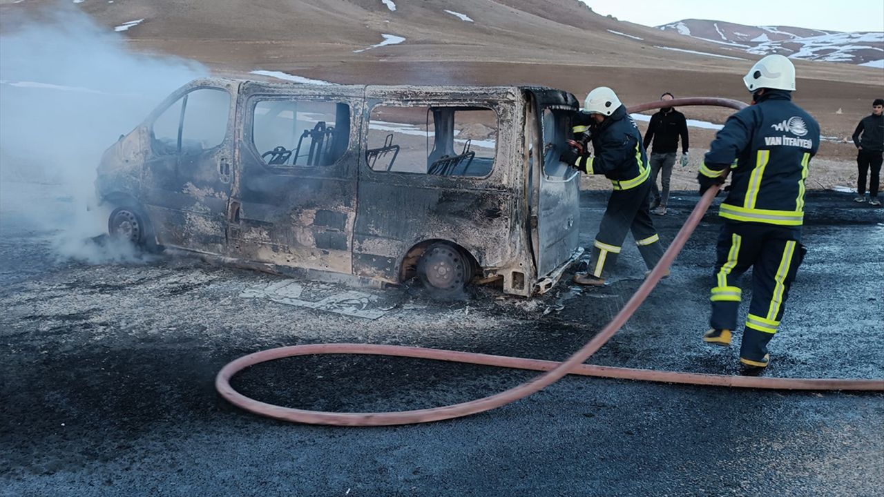 Van'da seyir halindeki minibüs alev alev yandı!