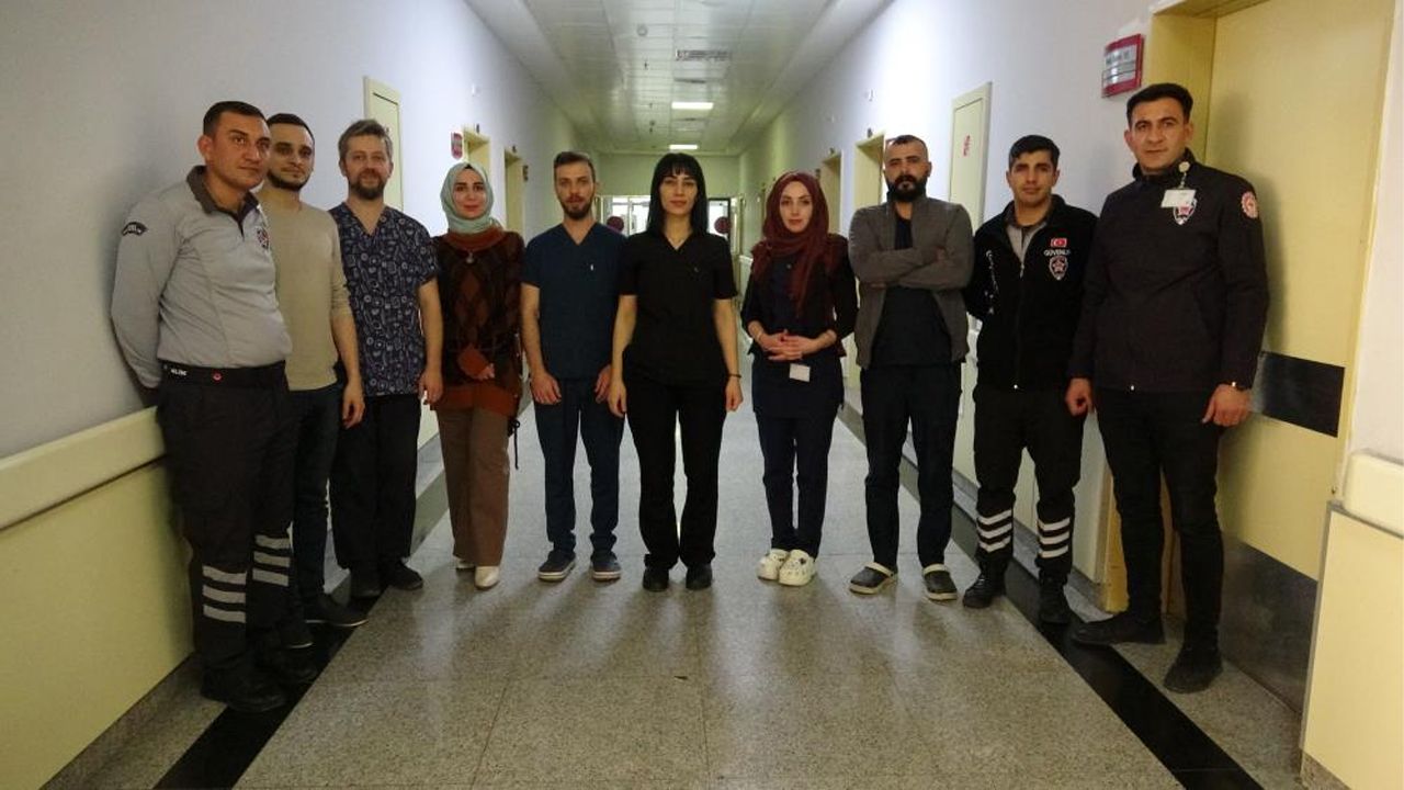 Van'da sağlık çalışanlarından düzensiz göçmenlere şefkat eli