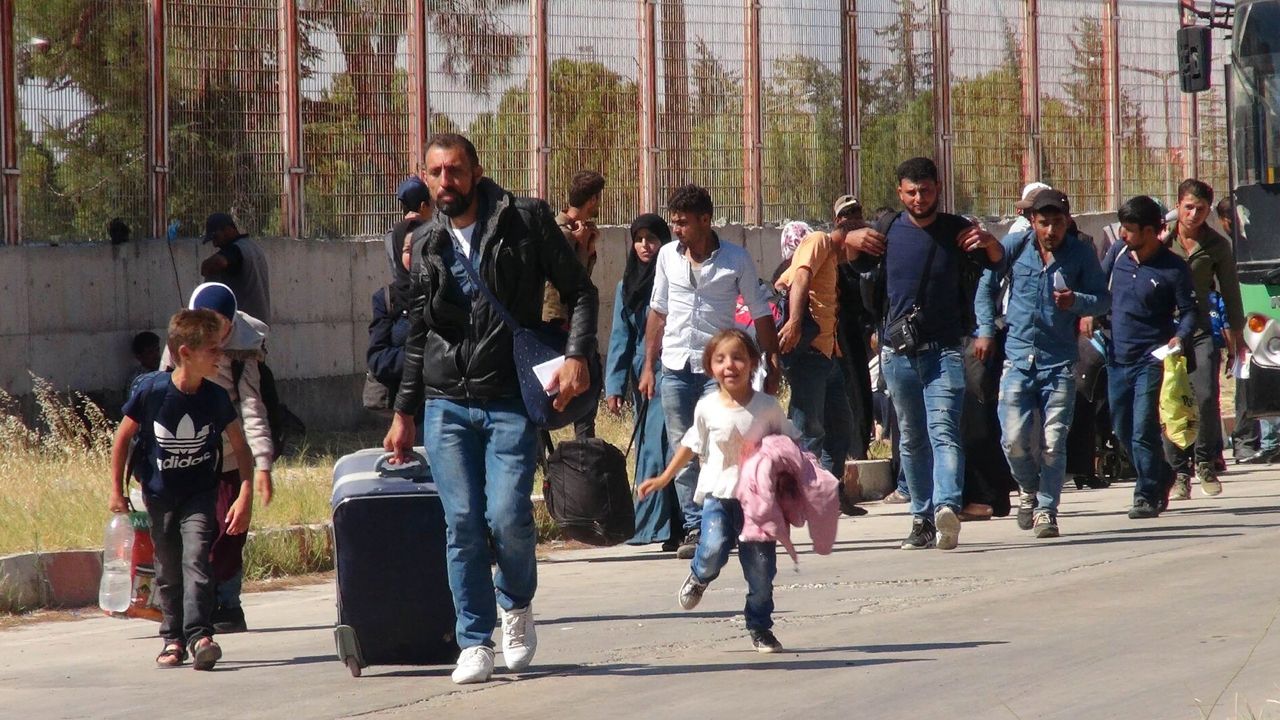 Hulusi Akar açıkladı! Ülkesine dönen Suriyeli sayısı 60 bini geçti