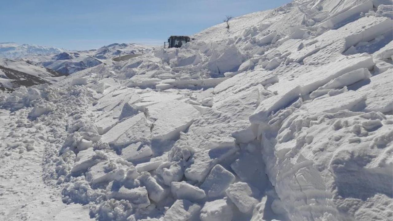 Başkale'de 5 metreyi bulan karda zorlu yol açma çalışması