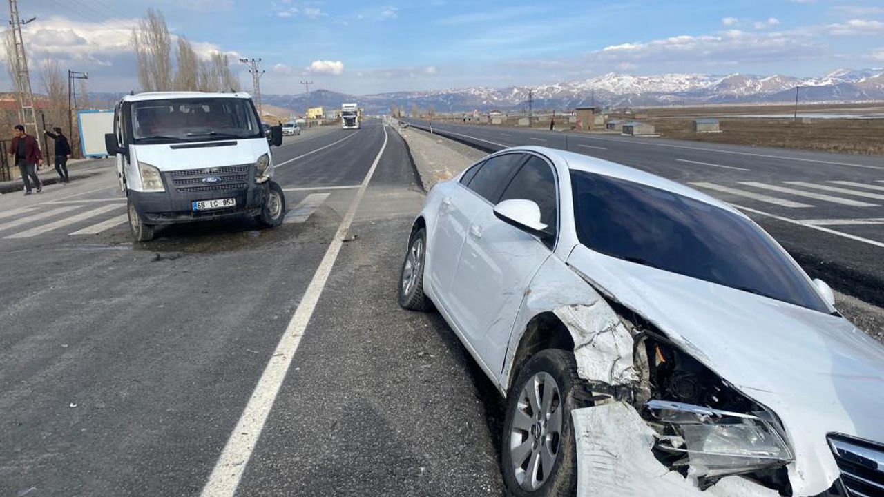 Van'da otomobille minibüs çarpıştı: 3 yaralı