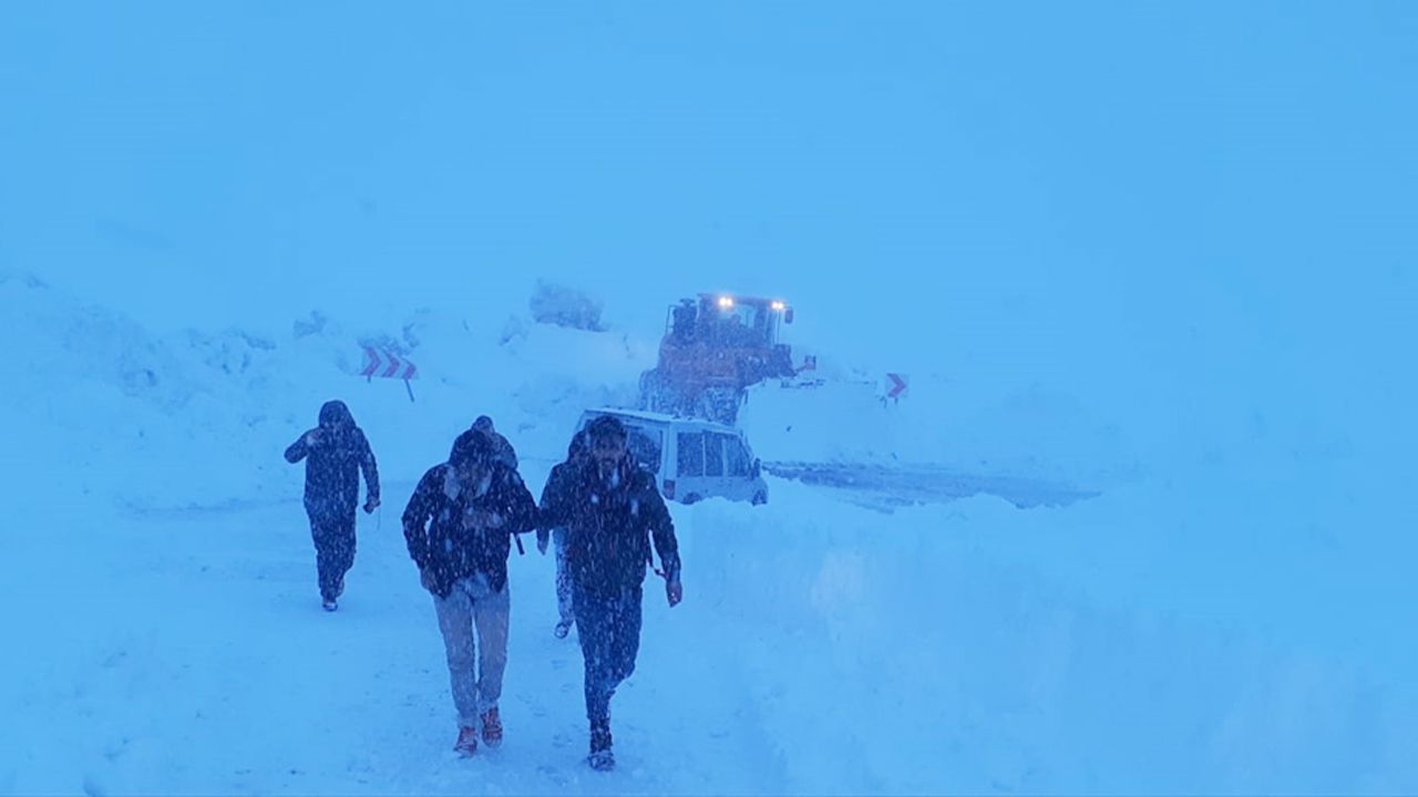 Van'da karda mahsur kalan araçtaki 4 kişi ekiplerce kurtarıldı