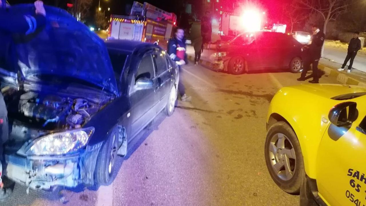 Van'da ticari taksi ile otomobil çarpıştı: 3 yaralı
