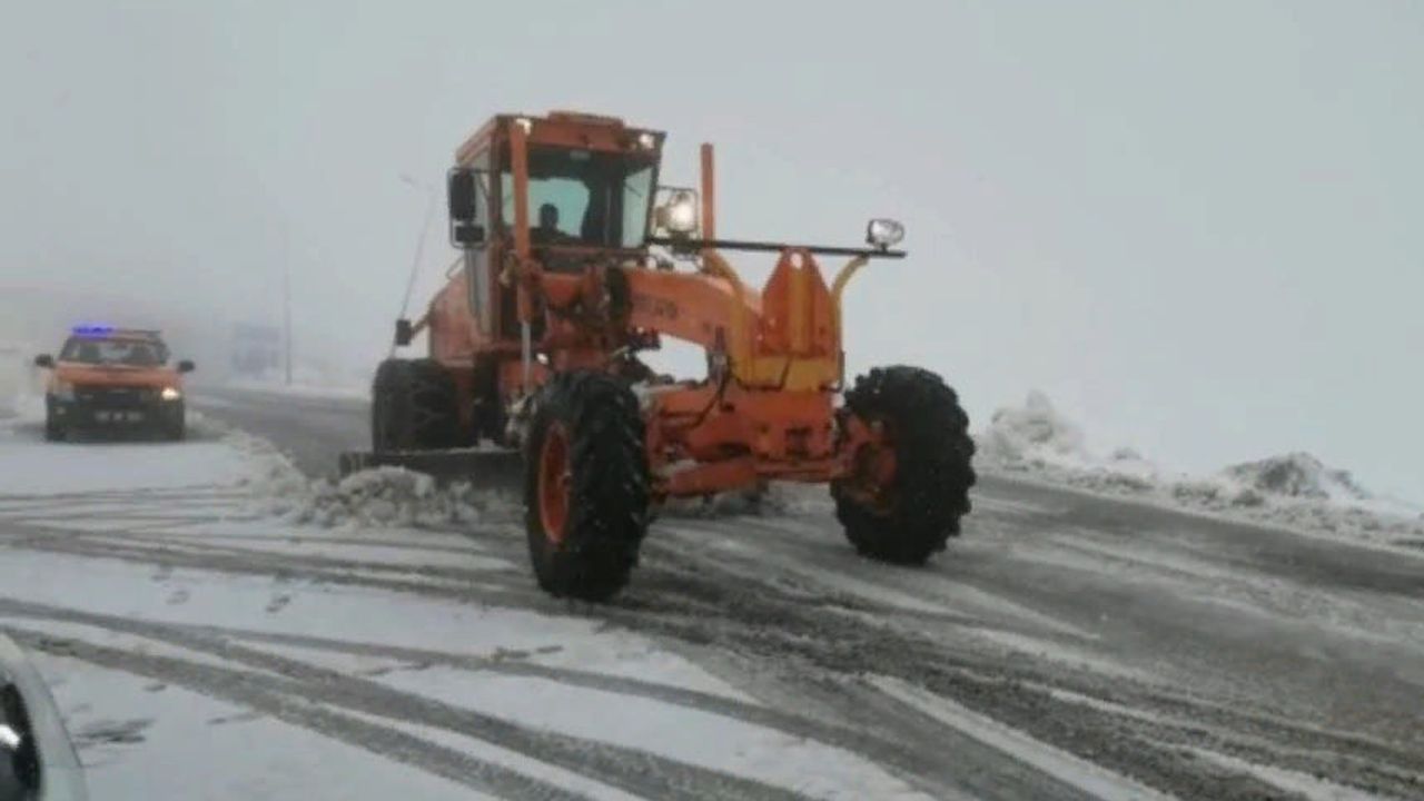 3 bin rakımlı Karabet Geçidi'nde kar etkili oluyor