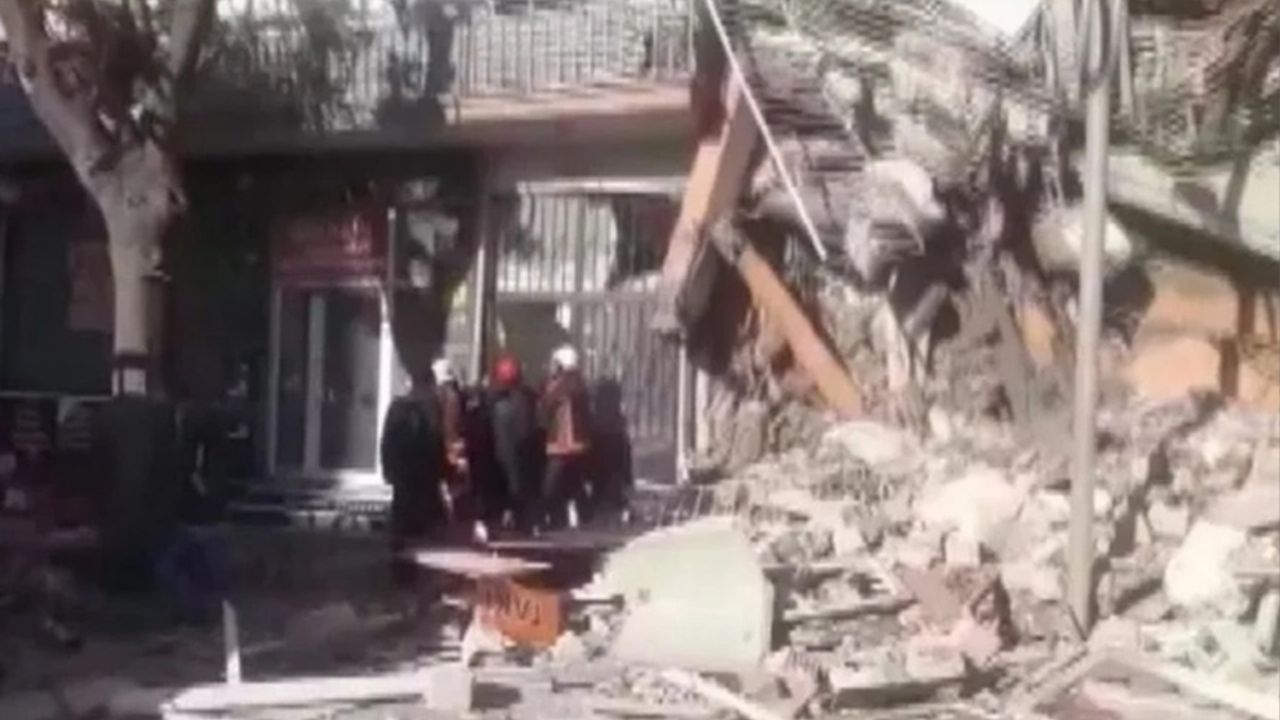 Malatya'da ağır hasarlı bina çöktü! Enkaz altında birileri olabilir...