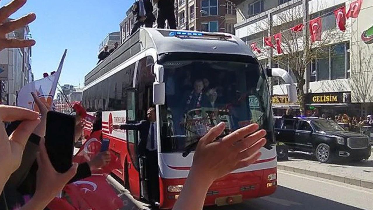 Erdoğan’a Van'da karanfilli karşılama