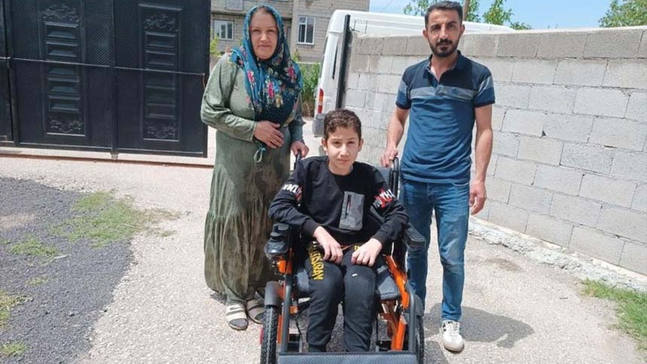 Spina bifida hastası Harun’a akülü sandalye