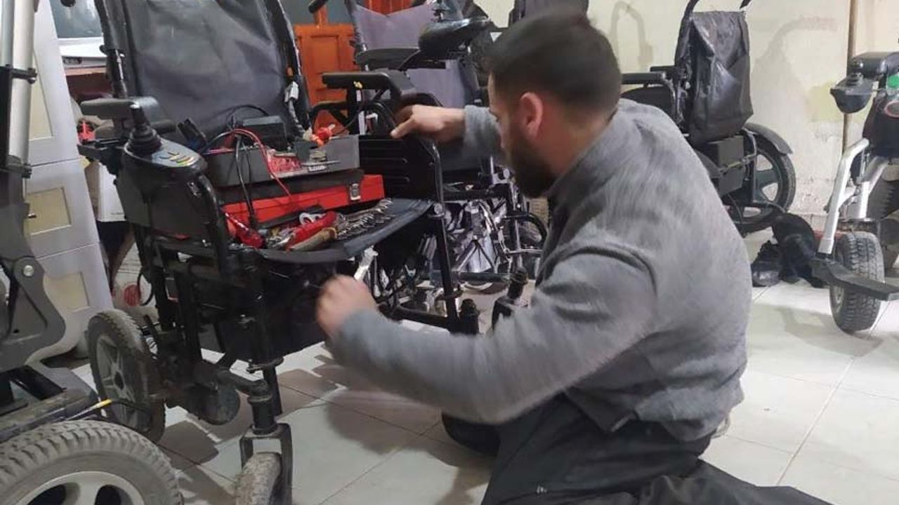 Van'da engelli genç akülü araç tamir ederek engellilere destek oluyor