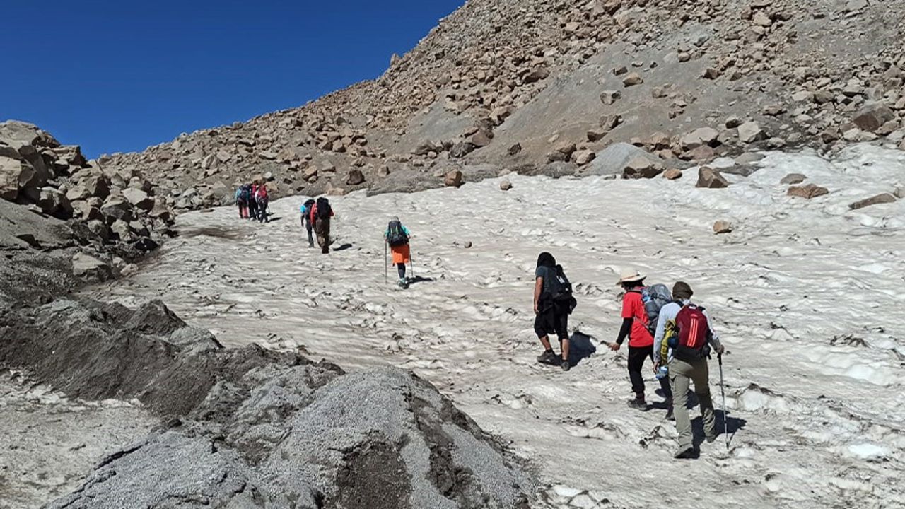 Küresel ısınmadan dolayı Süphan Dağı’ndaki birçok buzul eridi