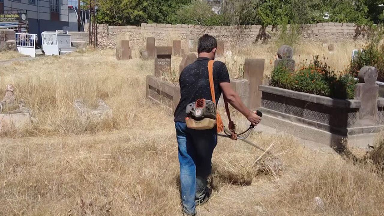 Erciş'te mezarlıkların bakım ve onarımı yapıldı