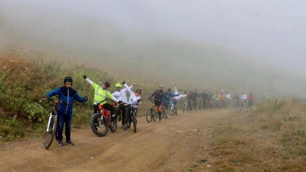 Vangölü Aktivistleri dünyanın en tehlikeli yolunda bisiklet sürdüler