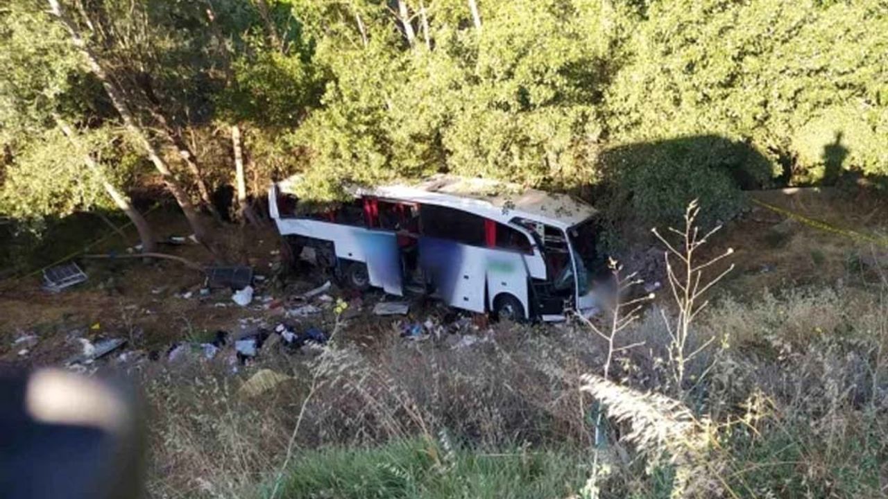Otobüs kazasında hayatını kaybeden 12 kişinin kimlikleri belli oldu