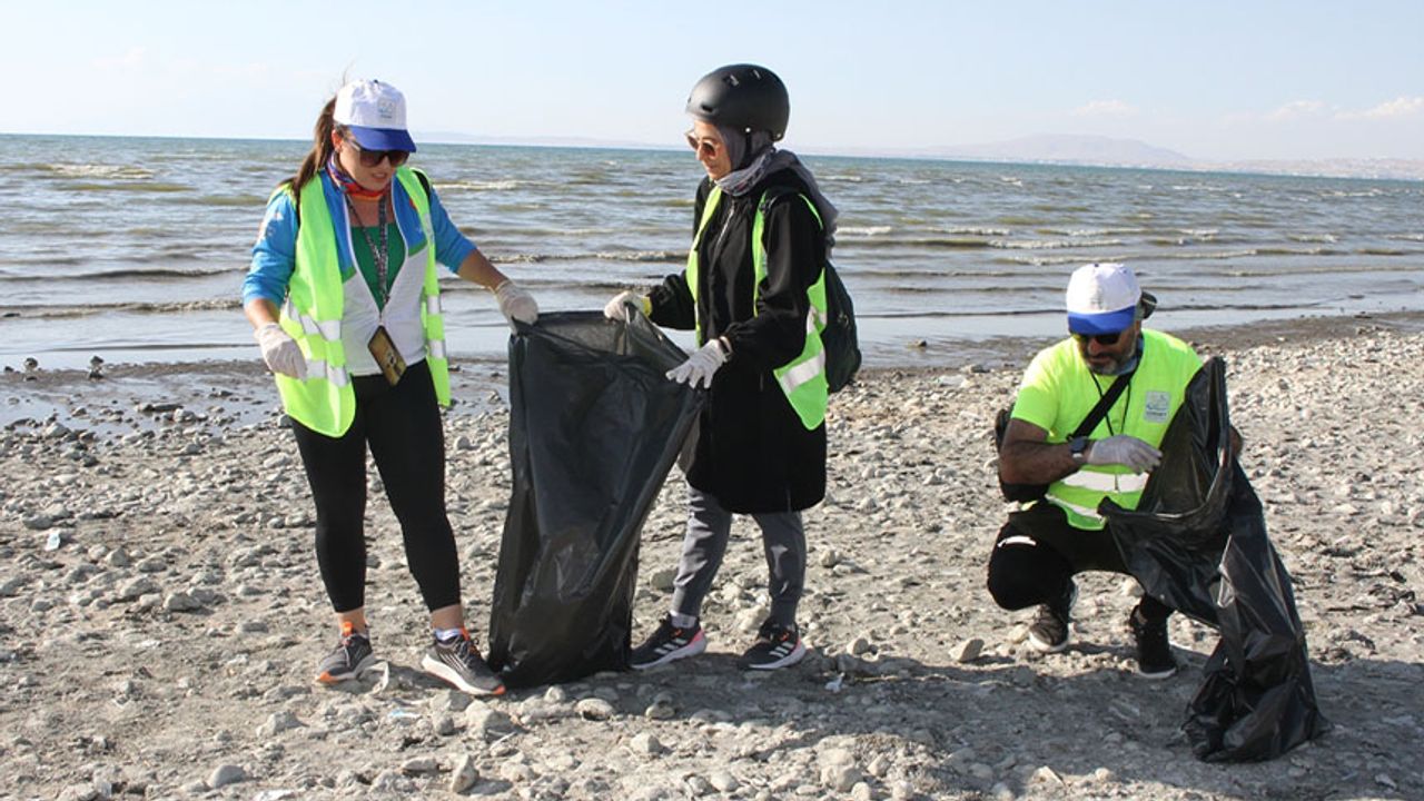 Van Gölü kıyısında "çevre temizliği şenliği" düzenlendi