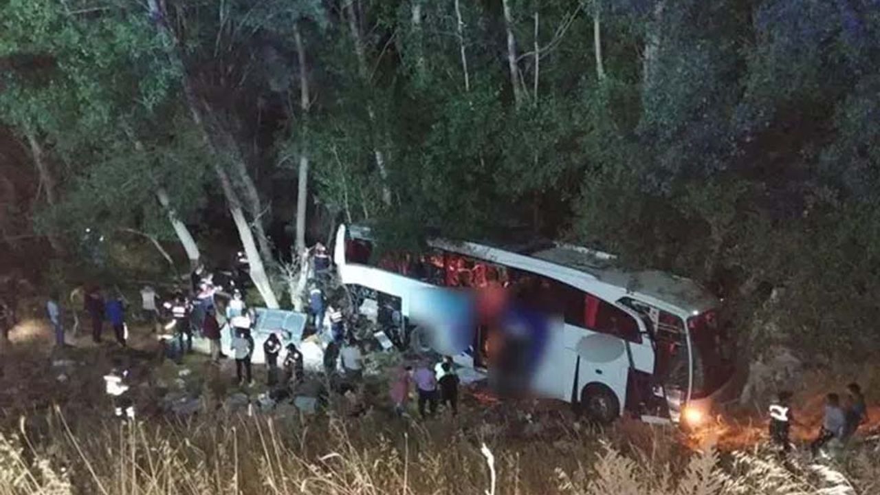 Yolcu otobüsü şarampole devrildi: 12 kişi hayatını kaybetti