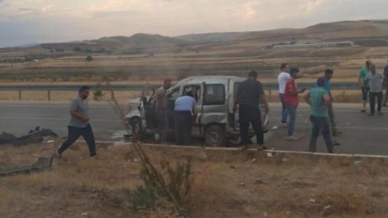 Elazığ'da hafif ticari araç refüje çarptı: 2 Yaralı!